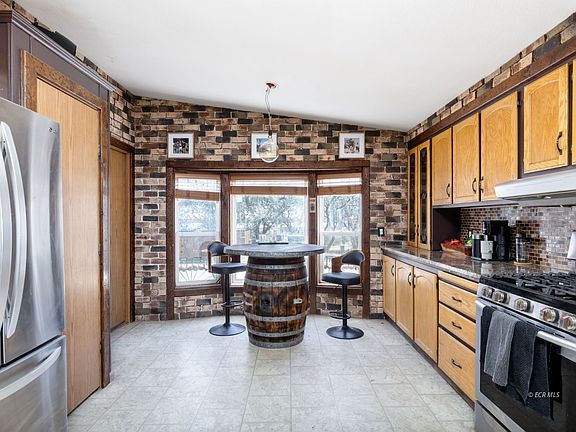 4th image of 413 Westcliff Dr