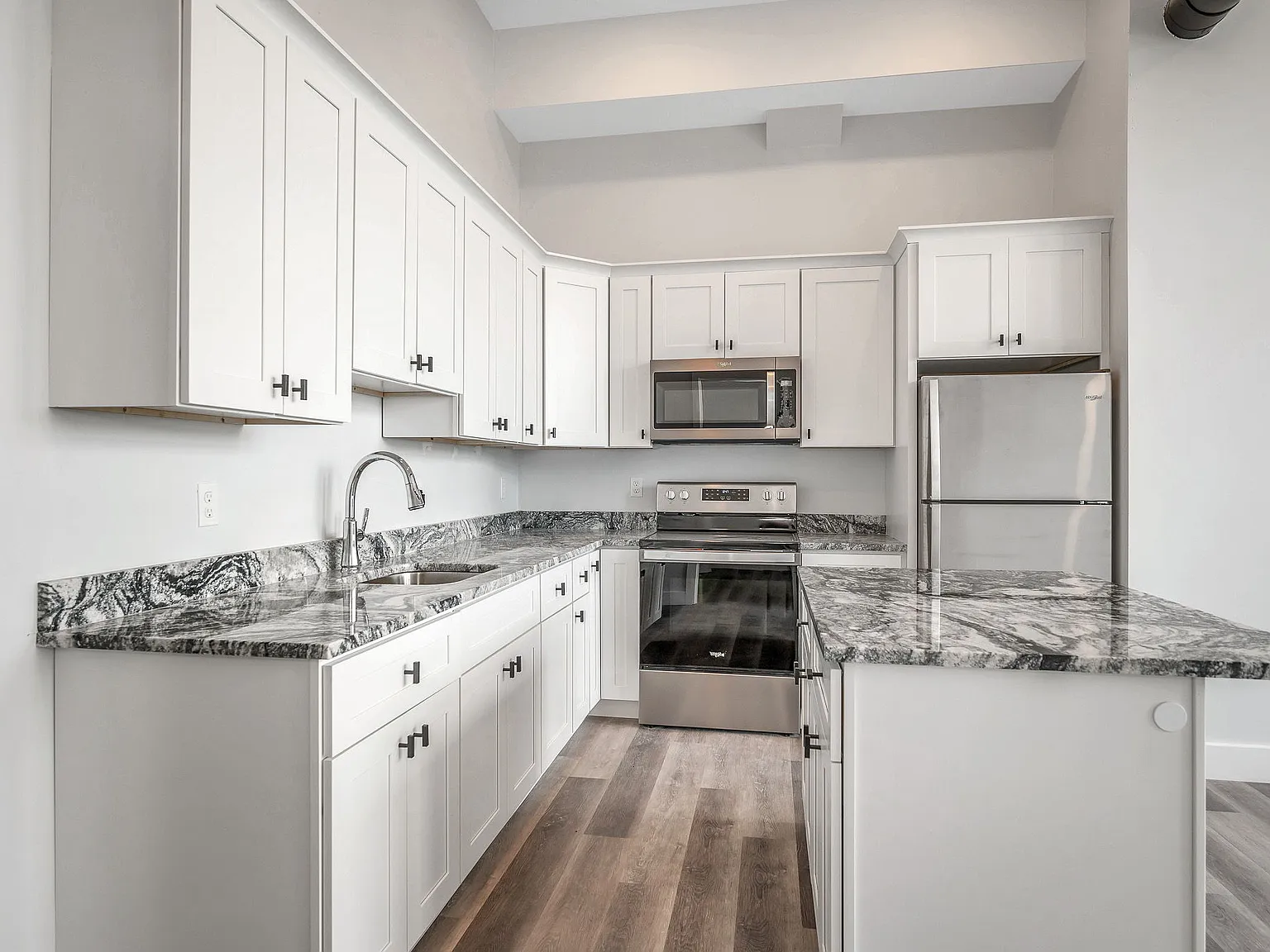 2 bed, 850 sqft, $2,300 — Photo 2