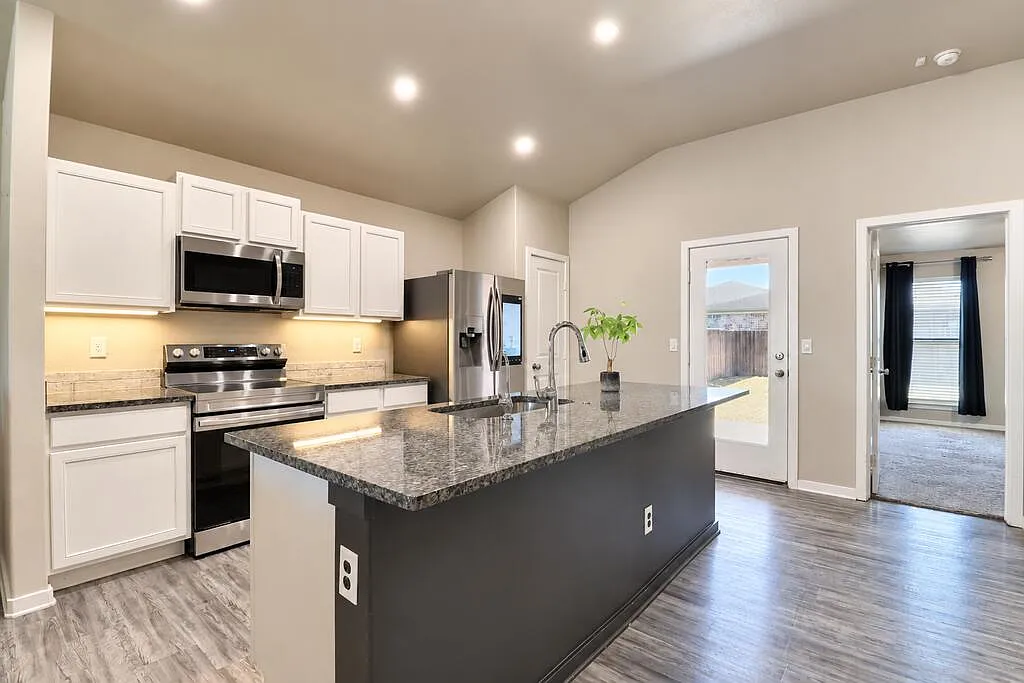 3 bed, 2.0 bath, 1450 sqft, $2,500 — Photo 3