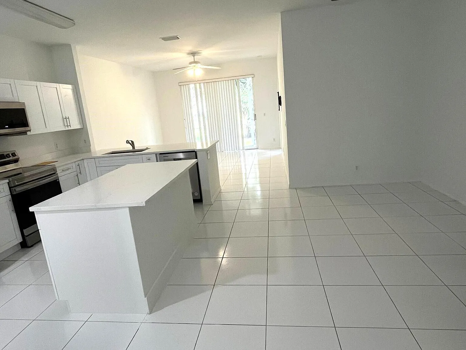 3 bed, 2.0 bath, 1345 sqft, $2,300 — Photo 4