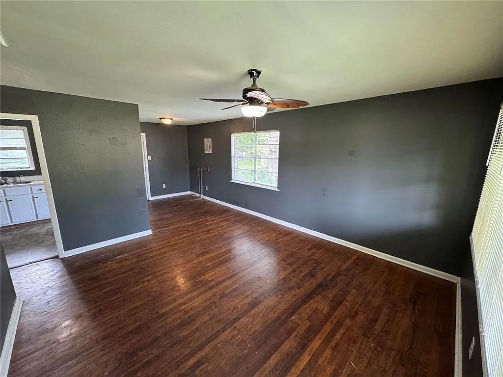3 bed, 1.0 bath, 975 sqft, $1,000 — Photo 3