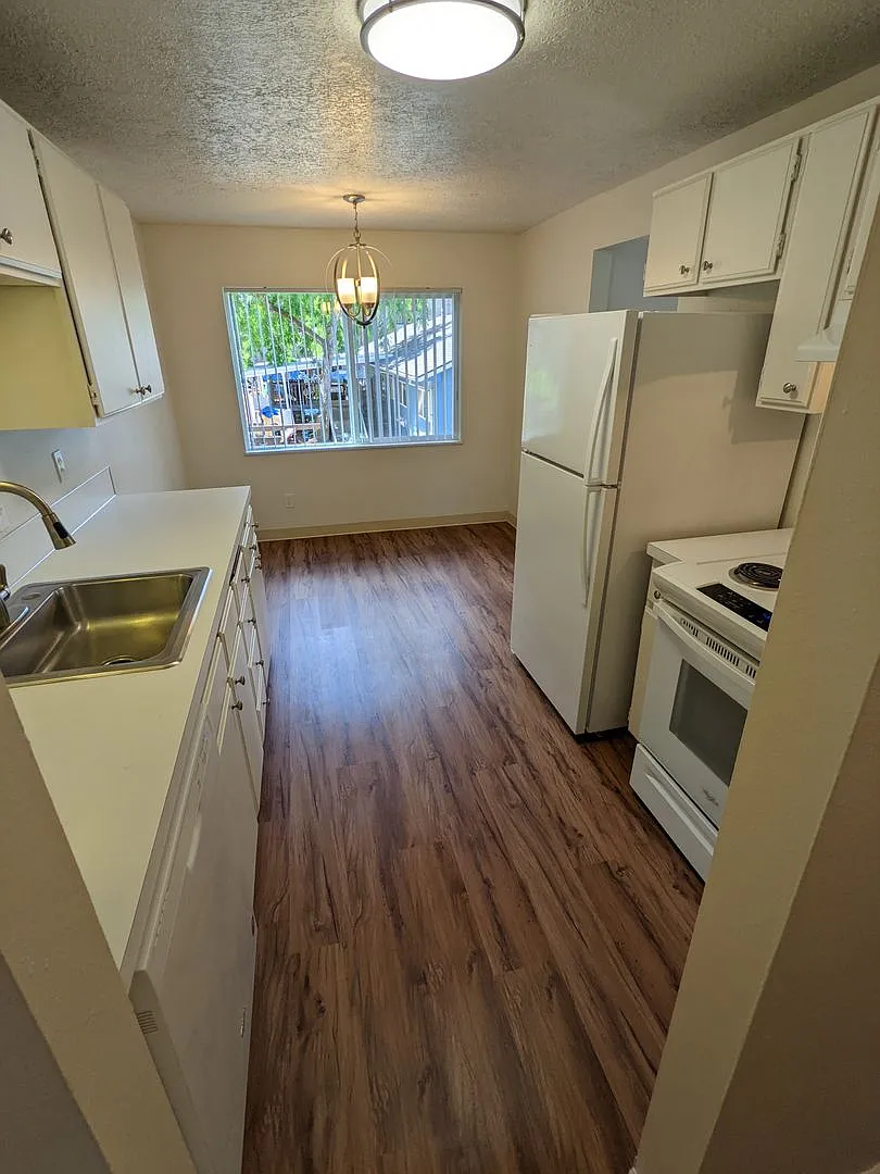 6498 Lowry Dr APT 6 photo 1