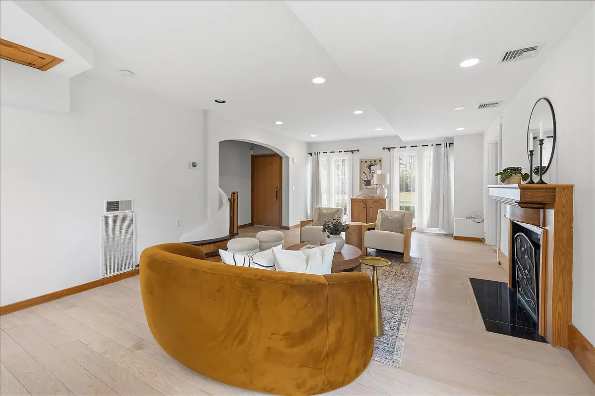 5 bed, 1.5 bath, 3500 sqft, $4,500 — Photo 1