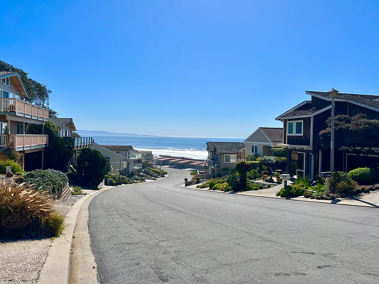463 Sea Horse Dr — Photo 4