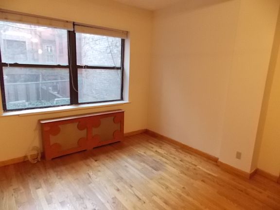 4th image of 10 W 76th St APT B