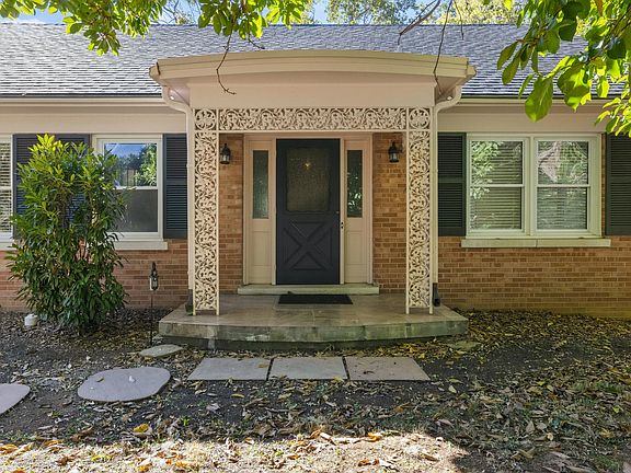 3rd image of 2516 Versailles Rd