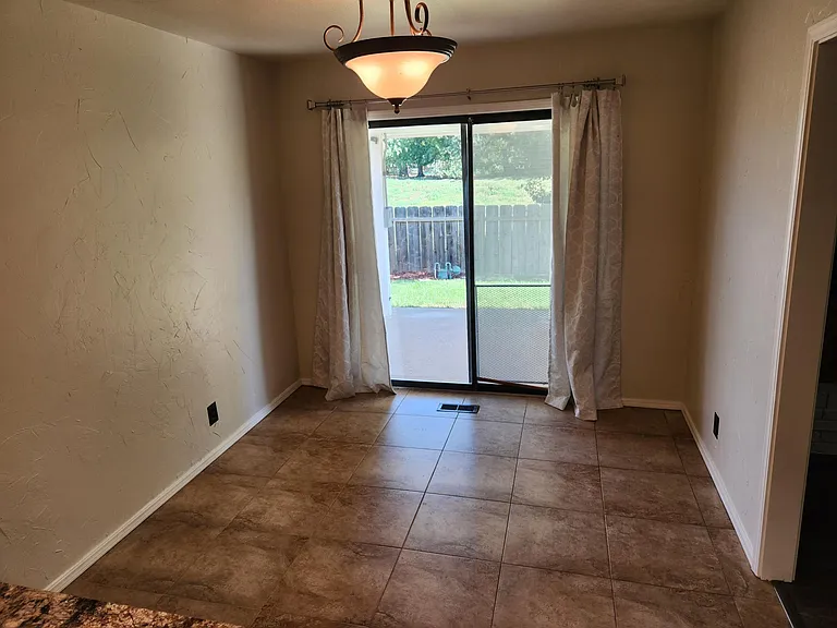 423 Oakdale Dr — Photo 6