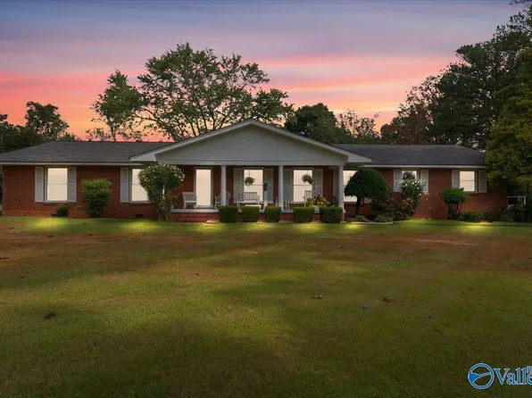 1422 Redbud St, Athens, AL 35611