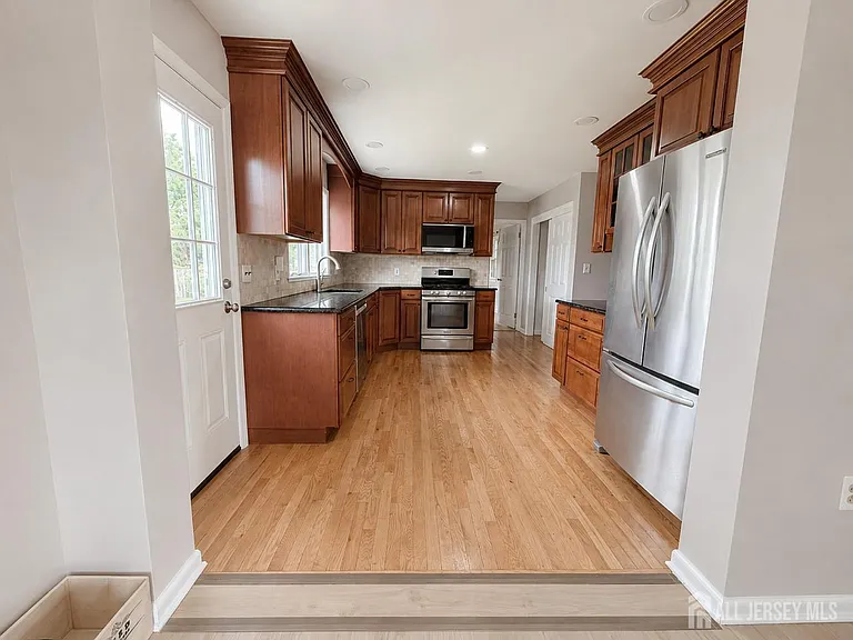 580 Village Rd W — Photo 8
