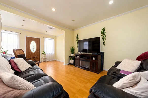 Living room, photo 2
