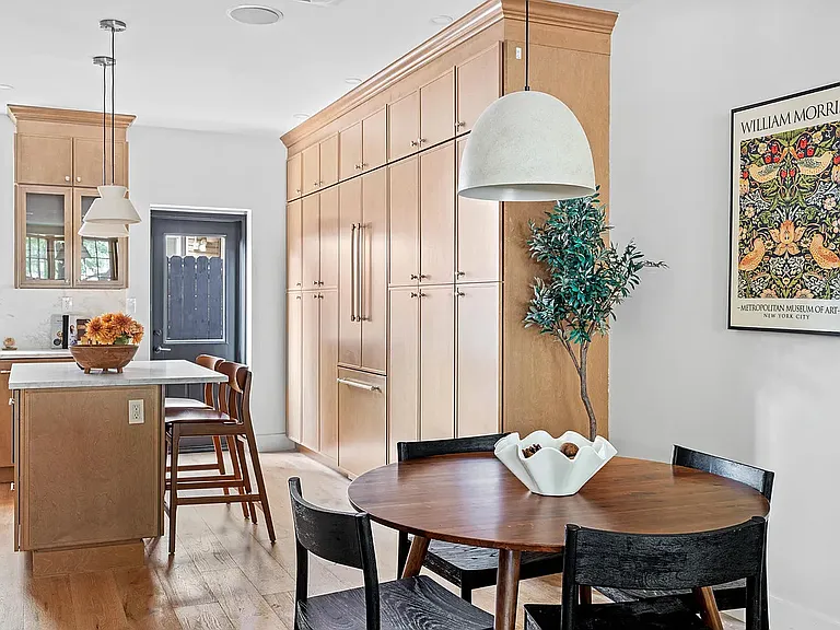 10 Hausman St — Photo 1