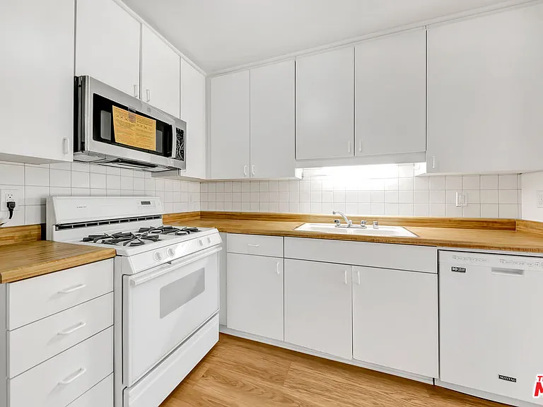 22135 Burbank Blvd #4 — Photo 12