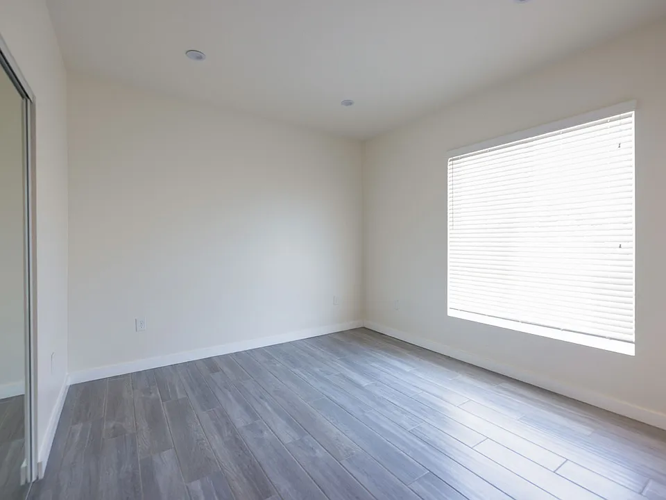 1130 W 39th St