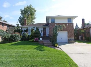 112 Gate Ln, Levittown, NY 11756