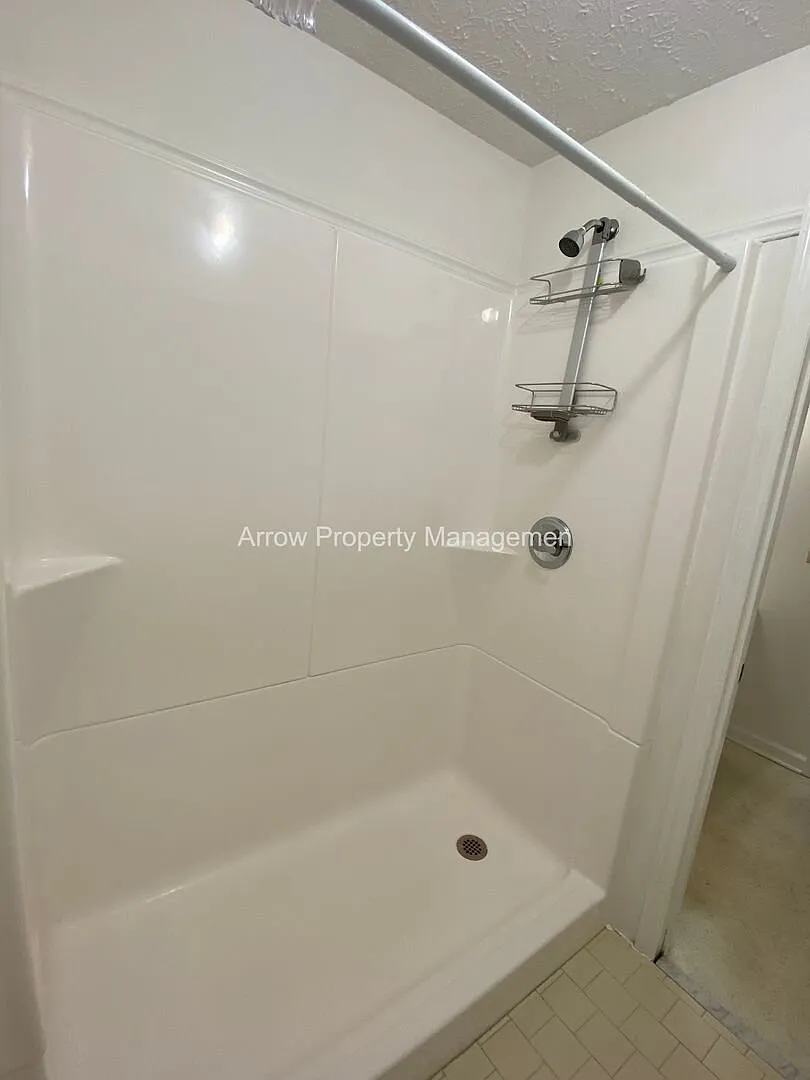 2 Bedroom / 2.5 Bathroom / Amenities Include Pool & Tennis Courts / Assigned Parking / Minutes to... — Photo 4