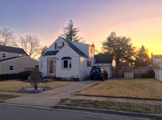 8 Cedarlawn Blvd, Valley Stream, NY 11580