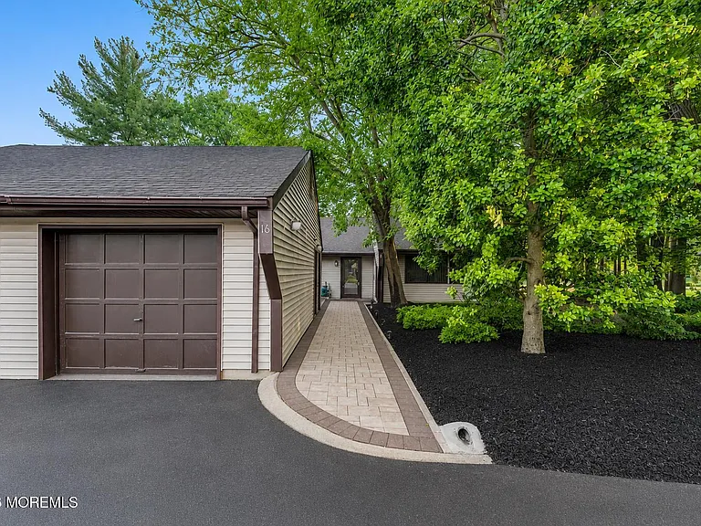 16 E Bluebell Ln — Photo 3