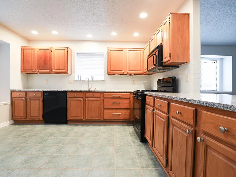 1816 Chatham Dr — Photo 10
