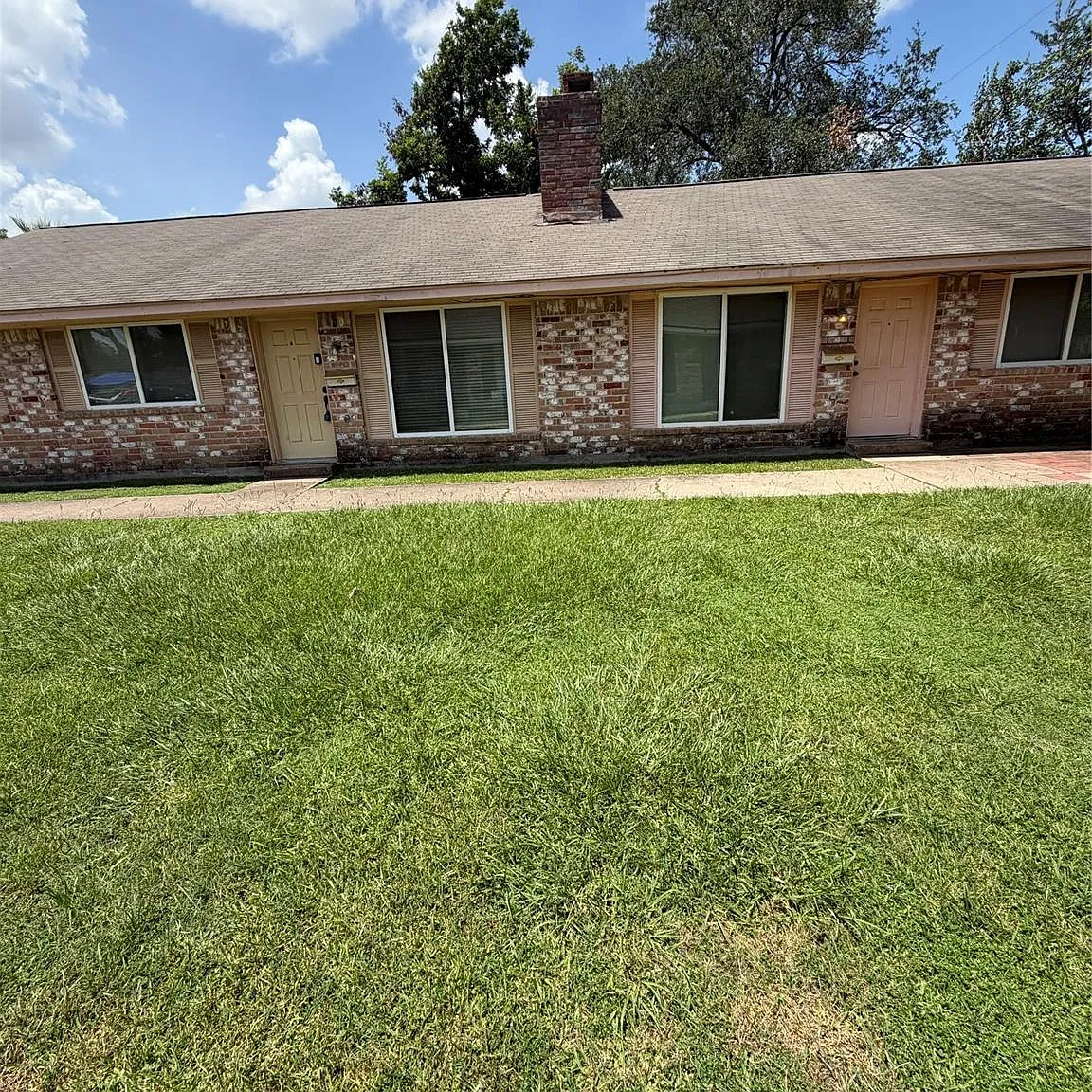 3 bed, 2.0 bath, 2772 sqft, $1,400 — Photo 1