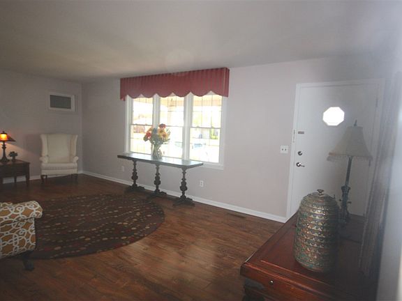 2nd image of 1610 Parklane Dr