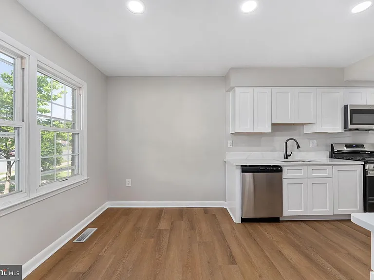 14843 Emberdale Dr — Photo 7