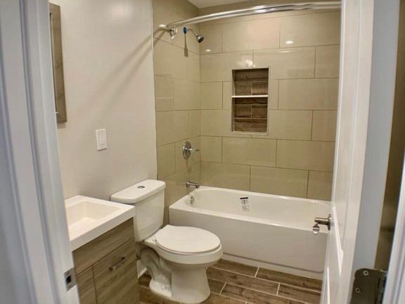 5th image of 138 Saint Charles St Floor 2