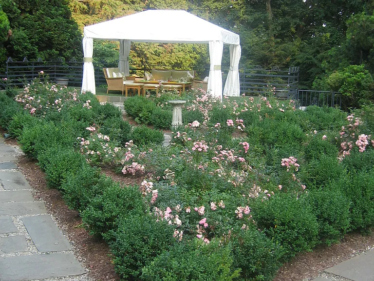 English maze garden, gazebo and outdoor dining for 10+