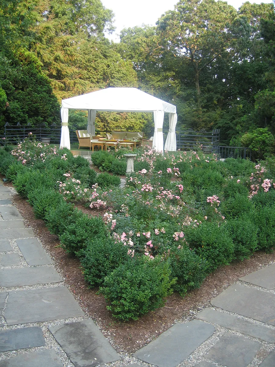 English maze garden, gazebo and outdoor dining for 10+ - 37 Green Acre Ln