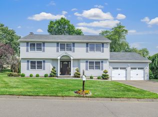 9 Cedar St, Trumbull, CT 06611