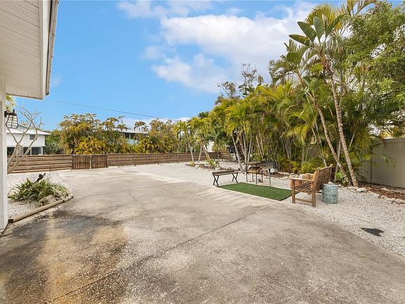 4th image of 417 Poinsettia Rd