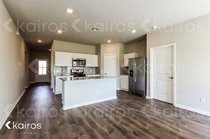 106 Royal Oak St — Photo 4