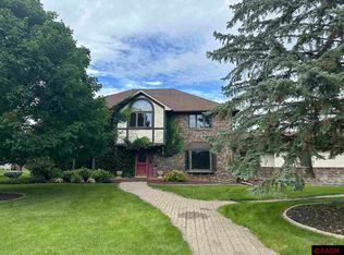 1011 Lambrecht Ln, New Ulm, MN 56073