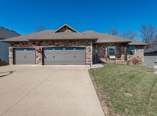 3049 W Caravan St, Springfield, MO 65803