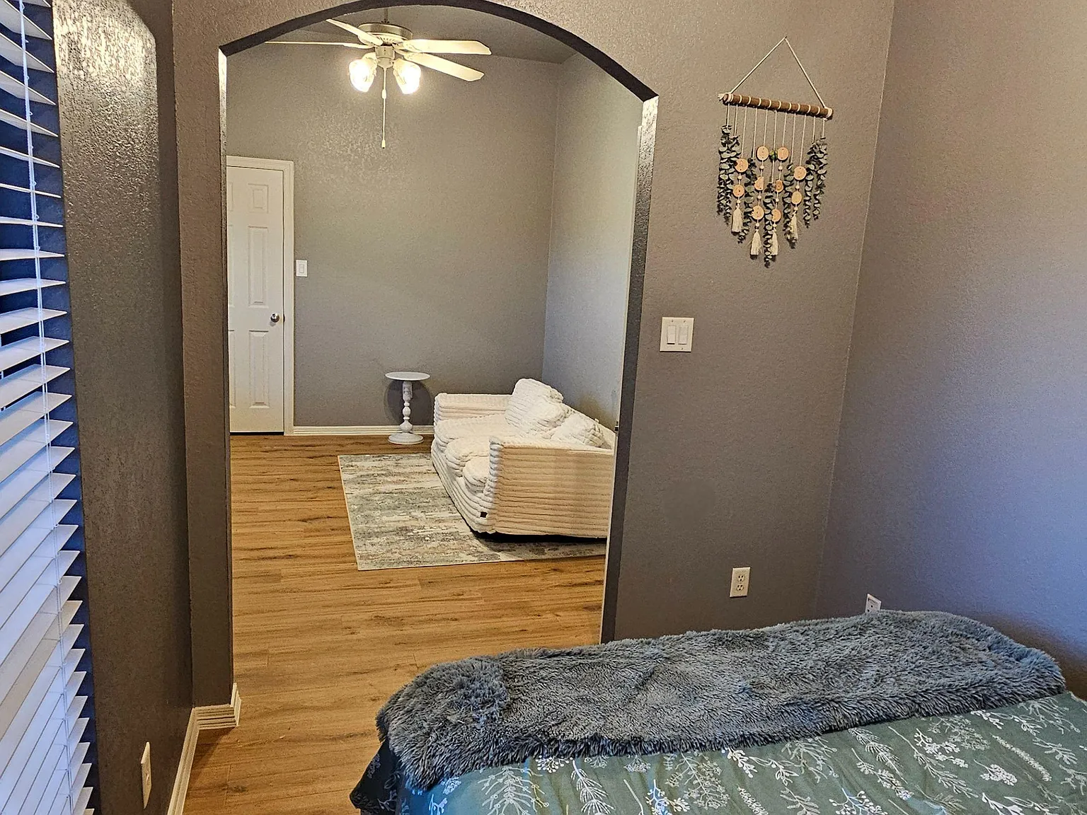 2 bed, 1.0 bath, 1800 sqft, $1,252 — Photo 2