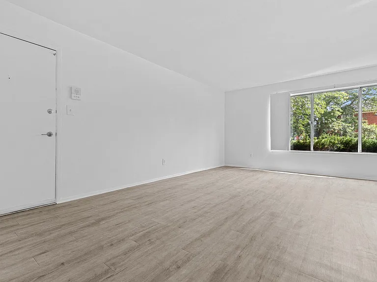 Carriage Park Apartments - Dearborn Heights, MI — Photo 9