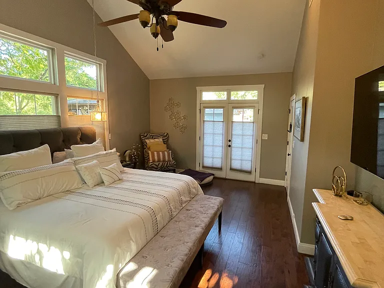 420 E Franklin St — Photo 8