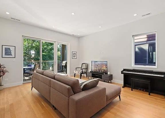 3rd image of 3105 N Damen Ave #2N