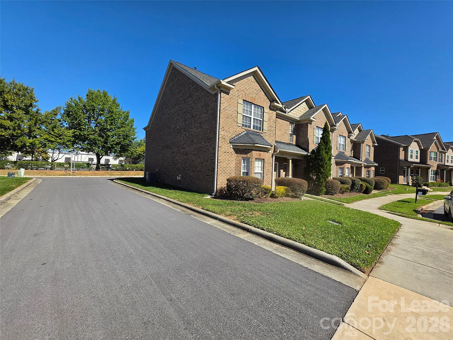 3 bed, 2.5 bath, 1758 sqft, $1,995 — Photo 3