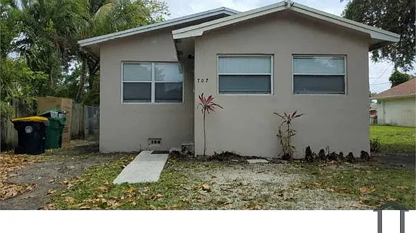 3 bed, 899 sqft, $2,400 — Photo 1