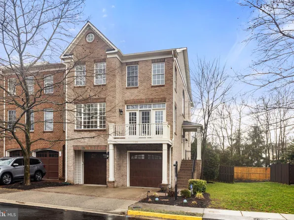 125 Herndon Mill Cir, Herndon, VA 20170