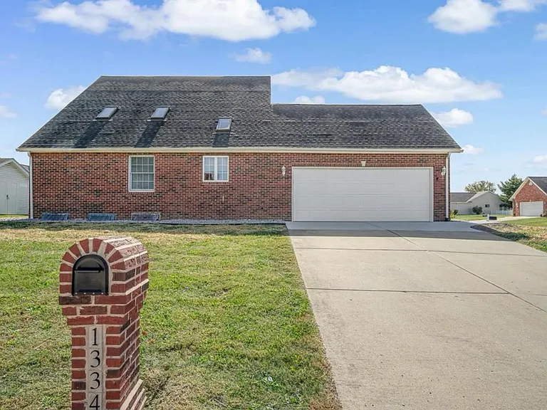 1334 Rachael Ln — Photo 2