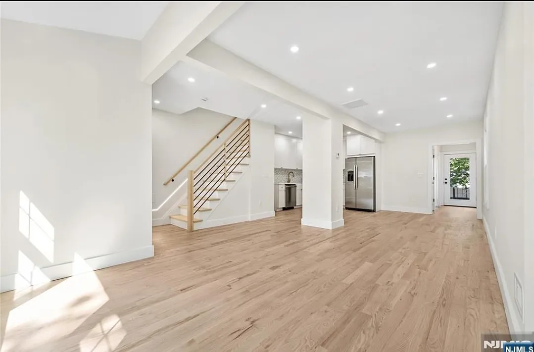3 bed, 1.5 bath, 1150 sqft, $3,500 — Photo 2