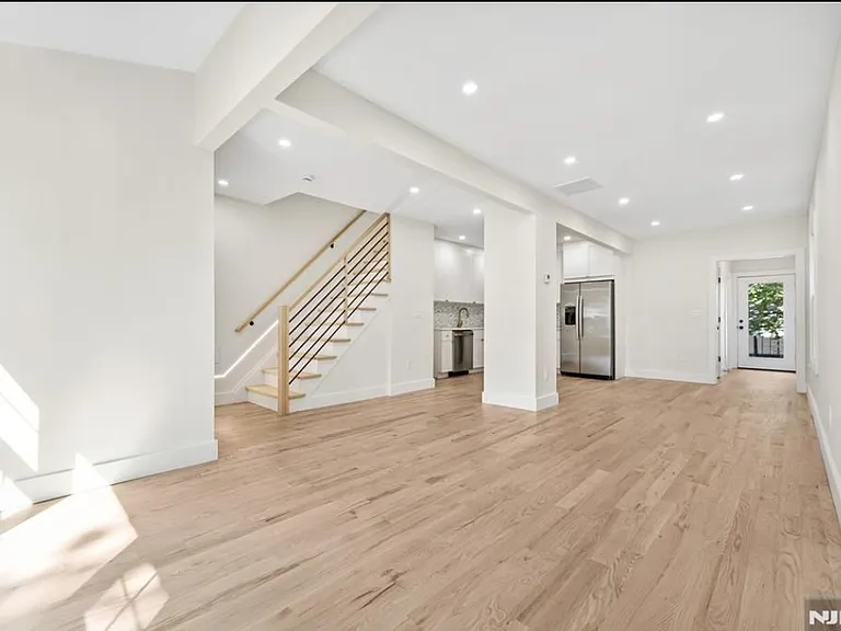 412 Davis Ave — Photo 1