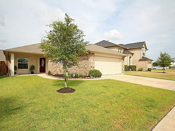 GREAT BACK ARD FOR ENTERTAINING , ID AND PETS