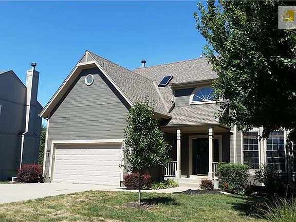 Cute front porch and flat driveway