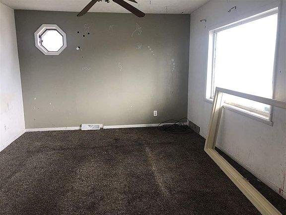 4th image of 613 E 5th St