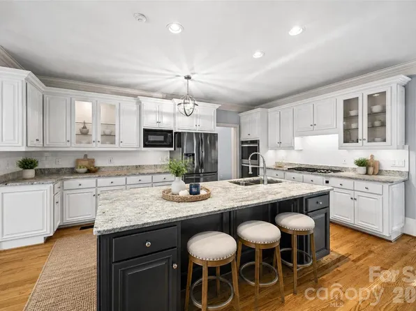 9331 Whispering Wind Dr, Charlotte, NC 28277