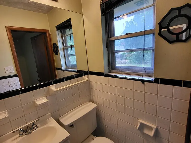 1417 Hollywood Ave — Photo 18
