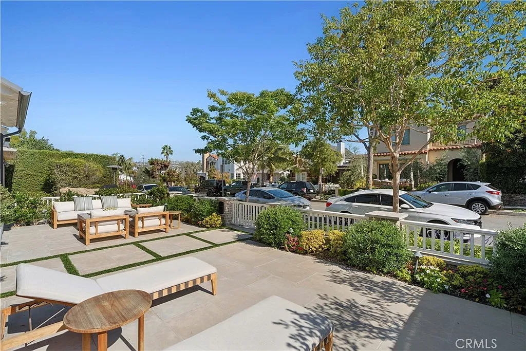 4 bed, 4.5 bath, 3242 sqft, $40,000 — Photo 2