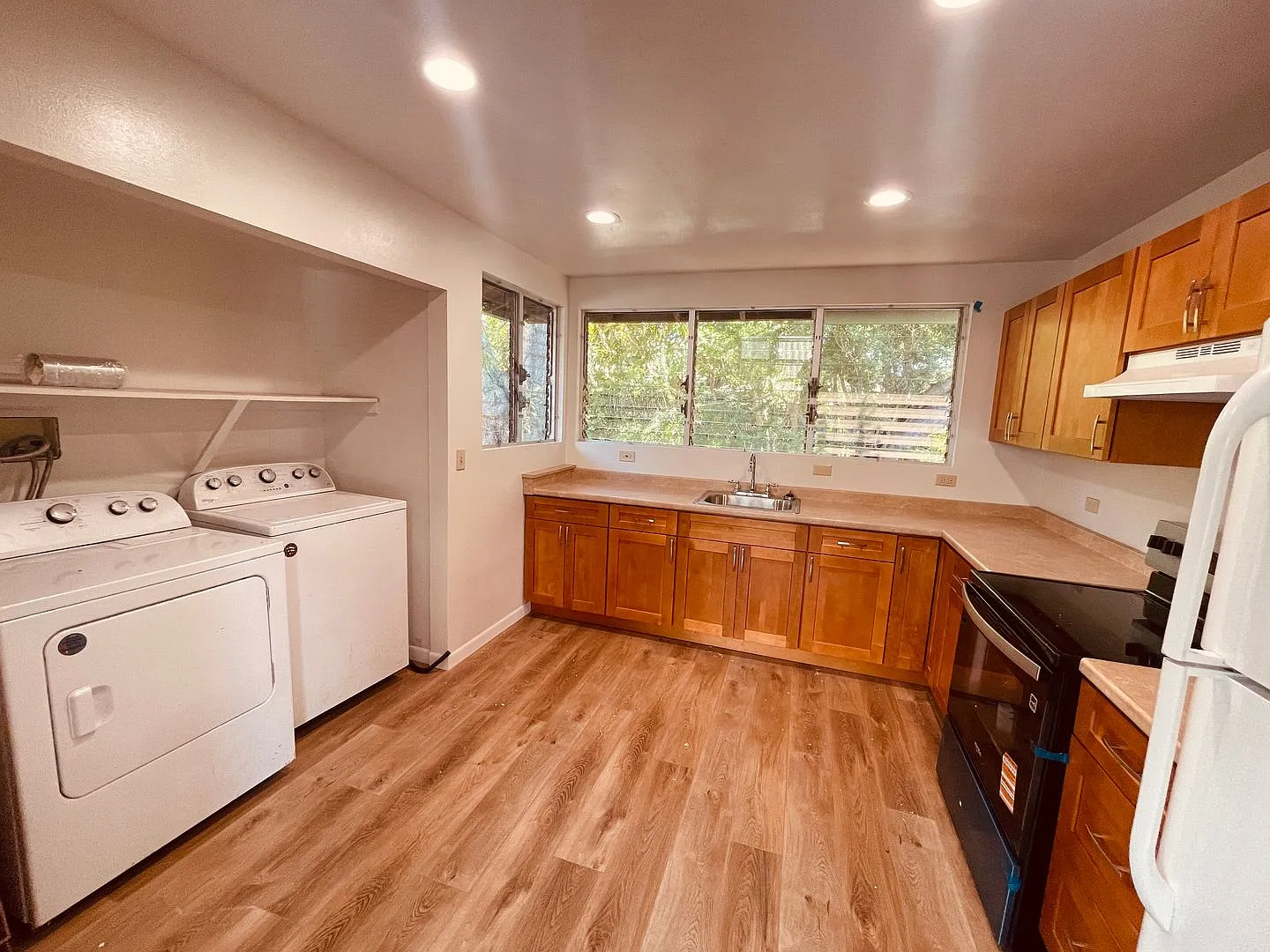 Beautifully Renovated Duplex in Prime Aiea Location Small Pets Welcome! — Photo 2